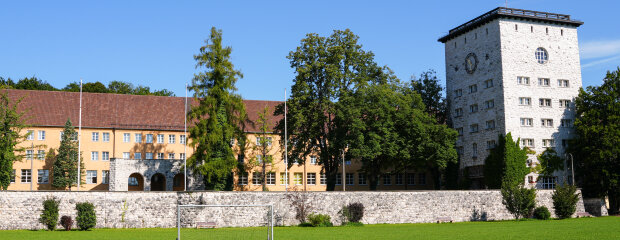 Blick vom Sportplatz auf den Turm