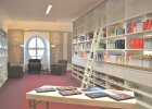 Bibliothek des Studienortes Fürstenfeldbruck mit Sesselecke und DVD-Auslage