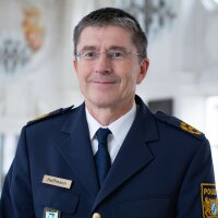 Präsident der Hochschule in Polizeiuniform